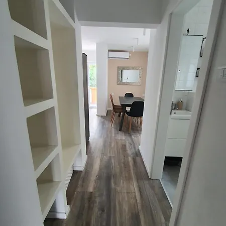 Apartment Dolphins Eye