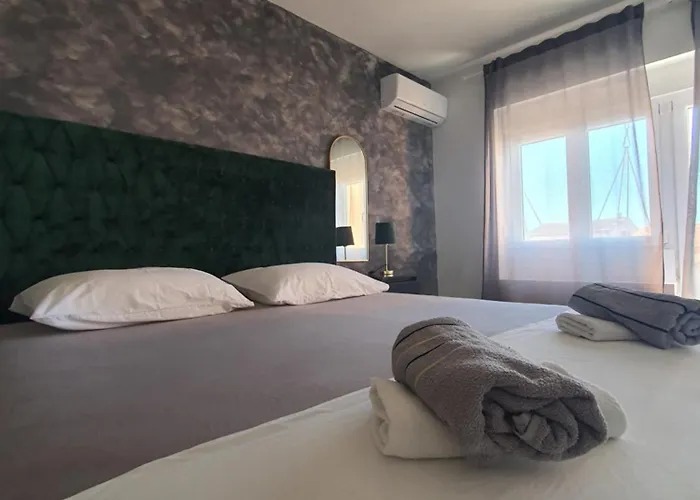 Dolphins Eye * Задар